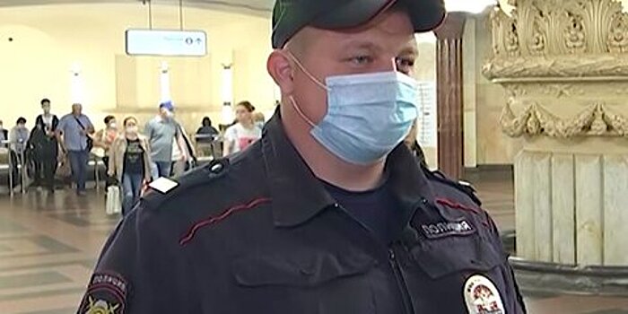На станции метро "Курская" полицейский спас упавшего на рельсы мужчину