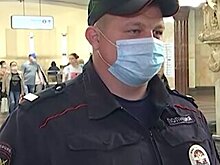 На станции метро "Курская" полицейский спас упавшего на рельсы мужчину