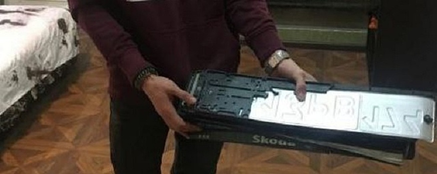 Молодые челябинцы похитили номера с семи автомобилей