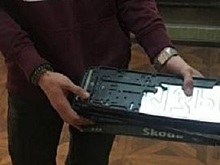 Молодые челябинцы похитили номера с семи автомобилей