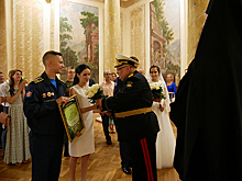 В историческом мраморном зале Военно-медицинской академии две пары молодоженов-курсантов поздравили с законным браком