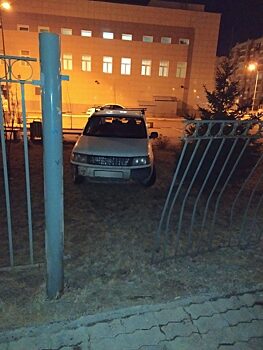 В Красноярске подросток на иномарке снес забор Центра ядерной медицины
