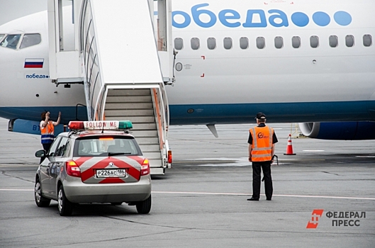На аэродроме в Пулково водитель микроавтобуса подрезал пассажирский самолет