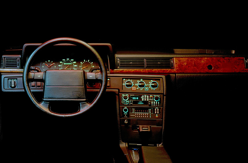 Двухдверка делит платформу со знаменитыми «квадратными» седанами и универсалами 700-й серии. Колесная база такая же (2770 мм). Под капотом 2,0- и 2,3-литровые бензиновые «турбочетверки». Одни из самых желанных и редких Volvo 780 (порядка 165 экземпляров) — с 200-сильным двухлитровым 16-клапанником для итальянского рынка. Альтернативой наддувным агрегатам выступал V6 объемом 2,8 литра. Ну а тем, кто ставил экономичность выше стиля предлагался рядный шестицилиндровый турбодизель «два и четыре». С 1985 по 1990 год построено 8518 штук.