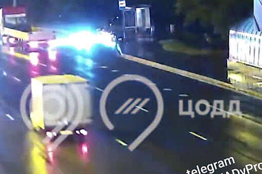 На МКАД на видео попал кульбит легковушки после ДТП с большегрузом