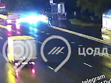 На МКАД на видео попал кульбит легковушки после ДТП с большегрузом