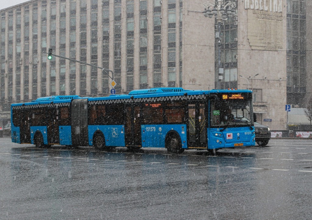 В Москве автобус разорвало пополам при ДТП