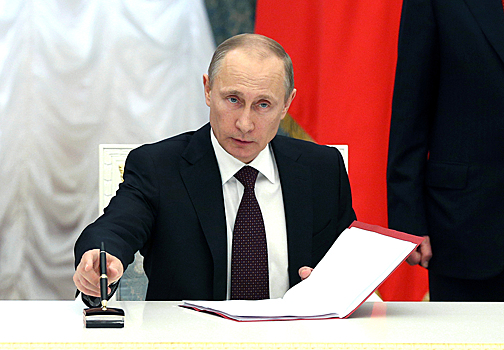 Путин поручил начать переход на рублевые расчеты в портах