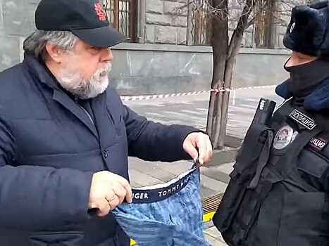 Режиссера Виталия Манского задержали у здания ФСБ за одиночный пикет с трусами (ВИДЕО)