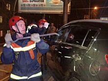 В Саратове спасатели разбили стекло пьяному вдрызг виновнику ДТП