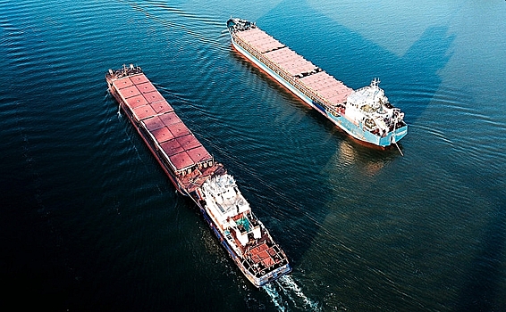 Грузовое судно село на мель в Вологодской области