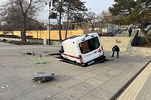 В Крыму машина "скорой" провалилась в светомузыкальный фонтан