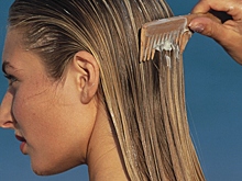 Врач-трихолог назвала основные причины выпадения волос осенью