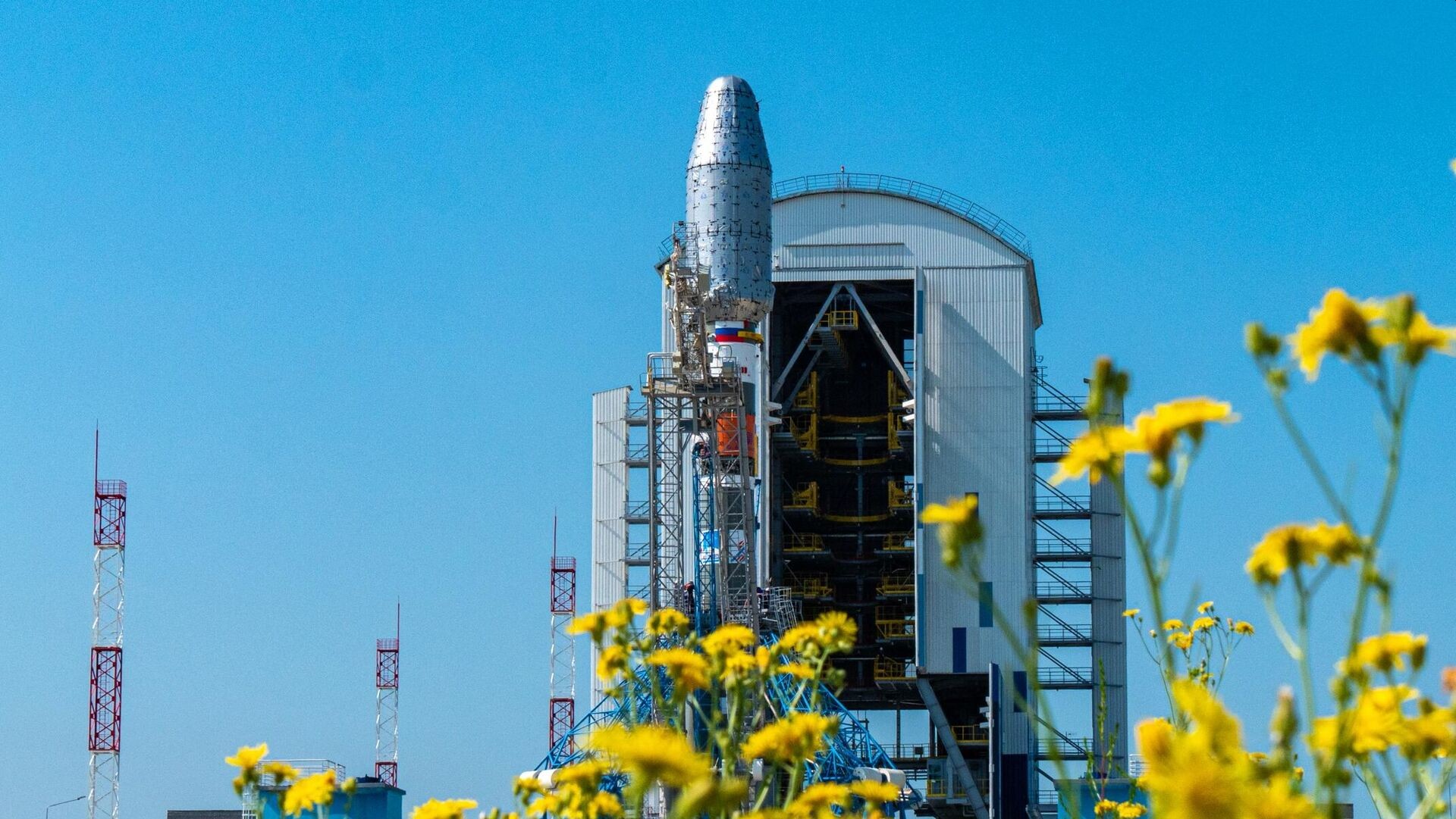 Роскосмос сообщил о доставке нового спутника на космодром Восточный