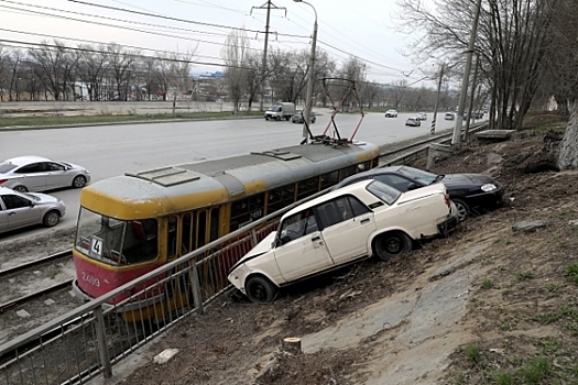 В Волгограде две легковушки зависли над трамвайными путями