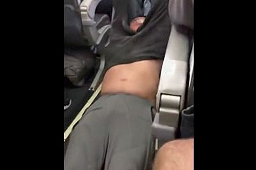 United Airlines потеряла 750 миллионов долларов из-за снятого с рейса пассажира