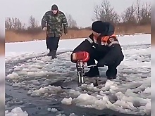 Рыбаки катались на льдине, чтобы разбудить карася