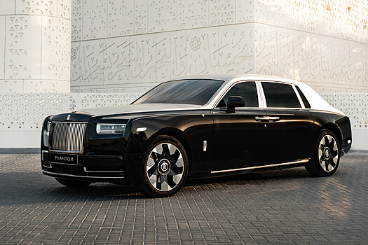 У Rolls-Royce Phantom появилась эксклюзивная версия с лазерной гравировкой на капоте