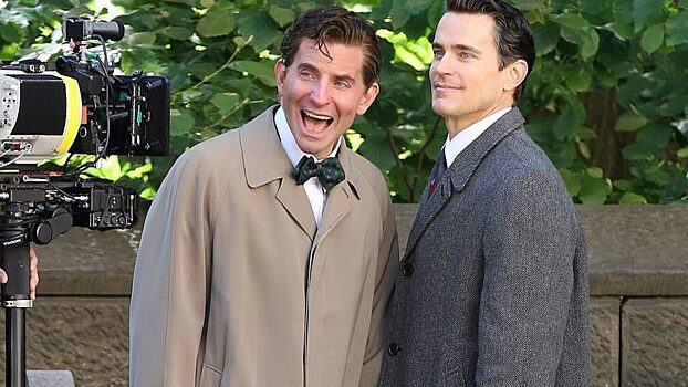 В Сети опубликовали фото поцелуя Брэдли Купера с мужчиной на съемках фильма «Маэстро»