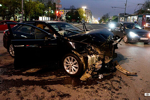 Шесть человек пострадали в результате выезда автомобиля на тротуар в Екатеринбурге