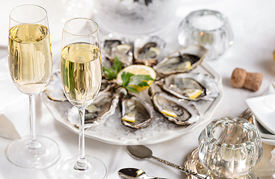 Хрустящий багет и шампанское с устрицами: где позавтракать в Петербурге?