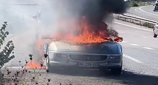 Спорткар Ferrari F355 сгорел дотла во время тест-драйва потенциального покупателя