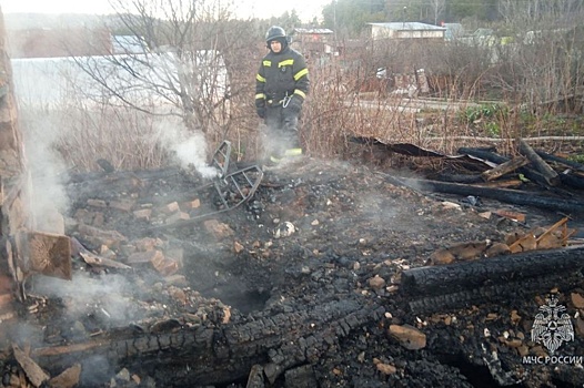 Пожарные нашли четыре тела в горящем садовом домике в Челябинской области