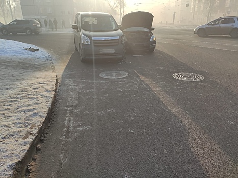 Два автомобиля затруднили проезд на кемеровском перекрестке