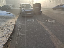 Два автомобиля затруднили проезд на кемеровском перекрестке