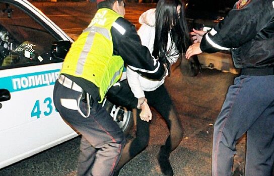 В Тюменской области осудили девушку за избиение сотрудника ГИБДД