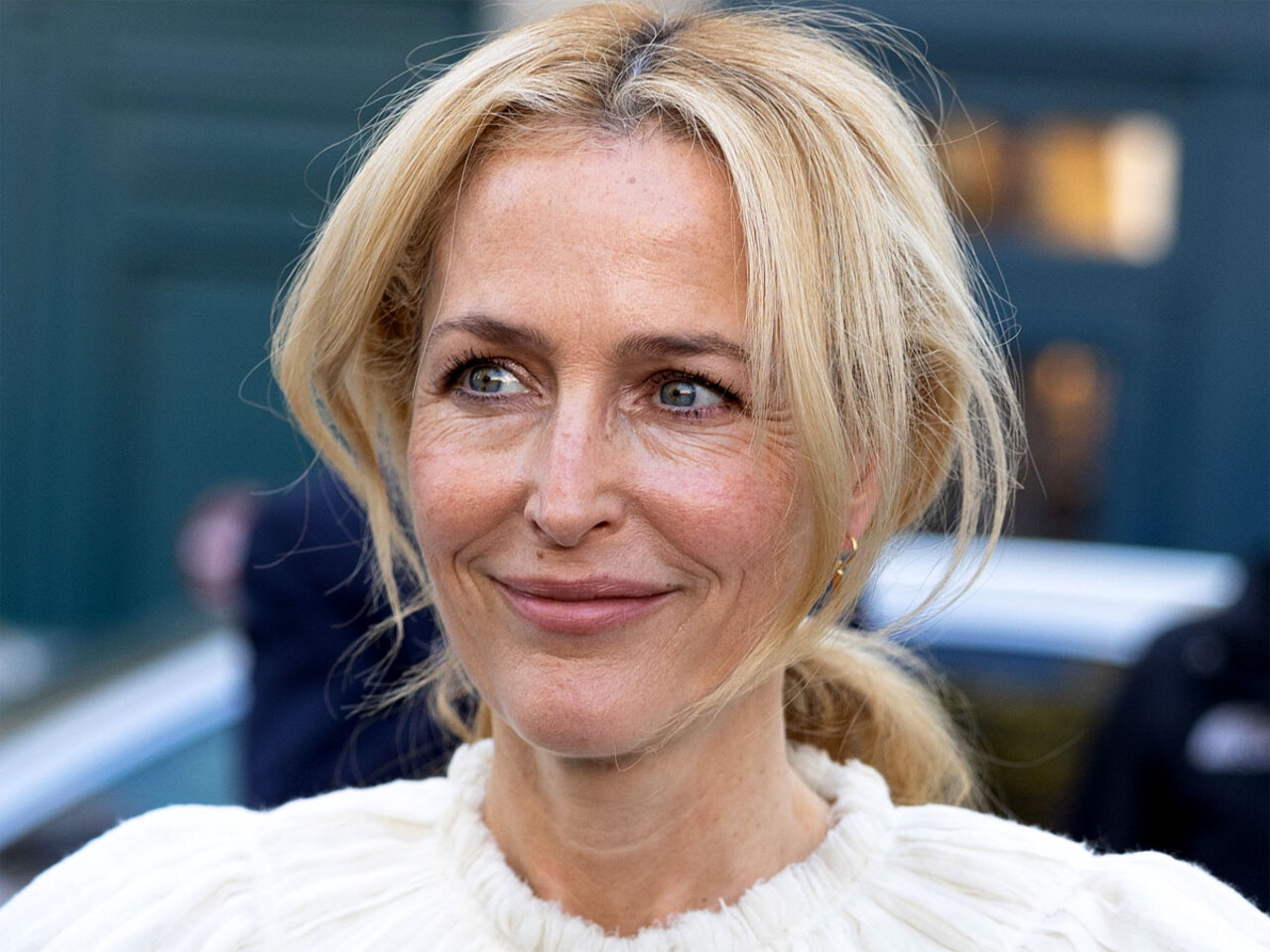 Қалада көшеде бір сұлуды бәрінің көзінше бәсеңдетеді