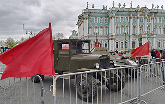 На Дворцовой площади прошли концерт, выставка и молодежный "Бал Победы"