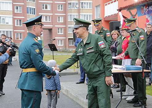 245 семей военнослужащих в Свердловской области получили ключи от новых служебных квартир