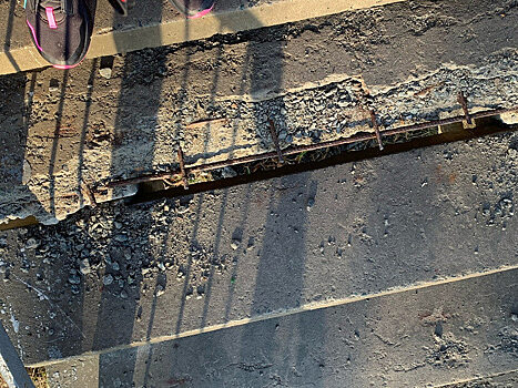 Горожане показали обвалившиеся ступени мостовой лестницы на шлюзах в Балакове