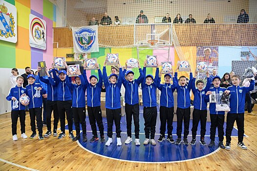Российский футбольный союз передал юным курским спортсменам форму и мячи