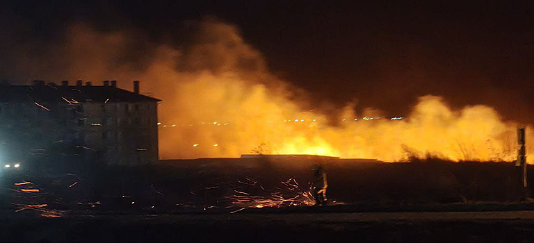 “Ехать по трассе страшно”: масштабный пожар забушевал в Юрге