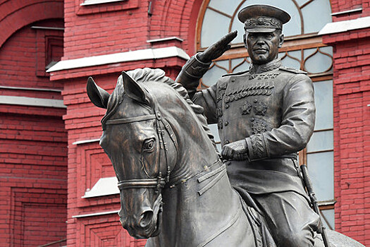 Копию памятника маршалу Жукову демонтировали в день установки
