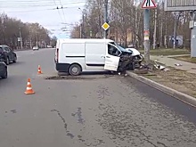 Иномарка влетела в столб на Бекетова в Нижнем Новгороде