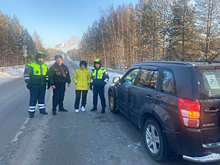 В Югре сотрудники Госавтоинспекции в аномальные морозы оказали помощь горожанке
