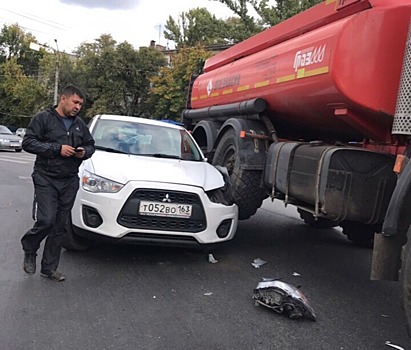 На улице XXII Партсъезда бензовоз запрыгнул на Mitsubishi