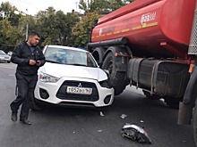 На улице XXII Партсъезда бензовоз запрыгнул на Mitsubishi