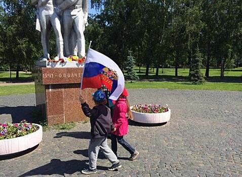В День памяти и скорби у памятника в сквере на улице Народного ополчения прошел митинг