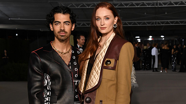 Софи Тёрнер и Джо Джонас впервые собрались всей семьёй после развода: фото