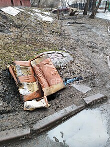 "Прикрыли диваном": земля провалилась у колодца во дворе жилого дома в Кемерове