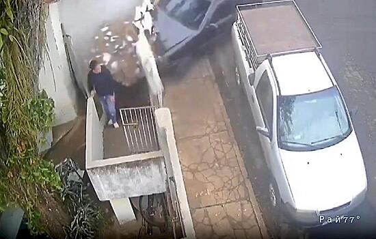 Автомобиль пробил стену и сбил женщину в Мексике