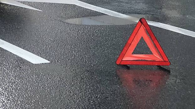 Водитель автомобиля сбил подростка во дворе дома на западе Москвы и скрылся с места происшествия