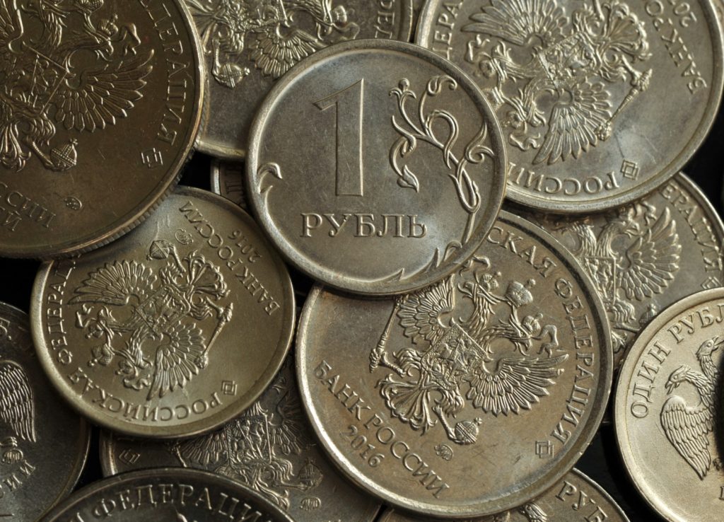 Рубль ослаб к доллару и евро