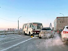 «Пазик» с «Инфинити» заблокировали проезд по Бугринскому мосту