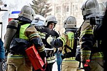 Свердловские пожарные ликвидируют крупный пожар в поселке Таежном
