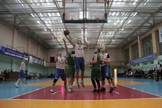 Выпускники и студенты БГТУ сыграли товарищеский матч по баскетболу